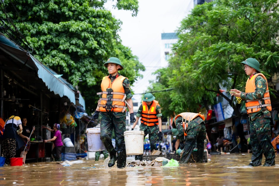 Đường phố Lạng Sơn ngổn ngang bùn đất, rác thải sau 2 ngày ngập sâu Đường phố Lạng Sơn ngổn ngang bùn đất, rác thải sau 2 ngày ngập sâu