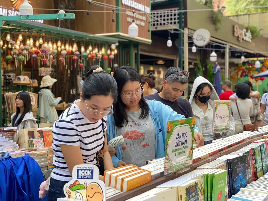 Đường sách TP Hồ Chí Minh: Doanh thu kỷ lục và nỗi lo mất "chất" Đường sách TP Hồ Chí Minh: Doanh thu kỷ lục và nỗi lo mất "chất"