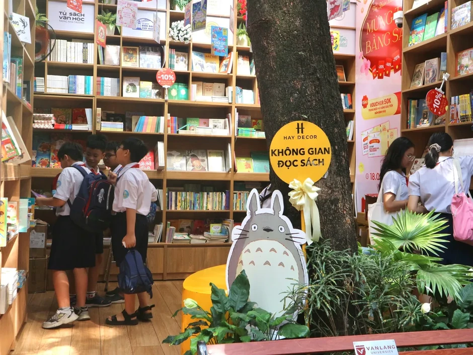 Đường sách TP Hồ Chí Minh: Doanh thu kỷ lục và nỗi lo mất "chất" Đường sách TP Hồ Chí Minh: Doanh thu kỷ lục và nỗi lo mất "chất"