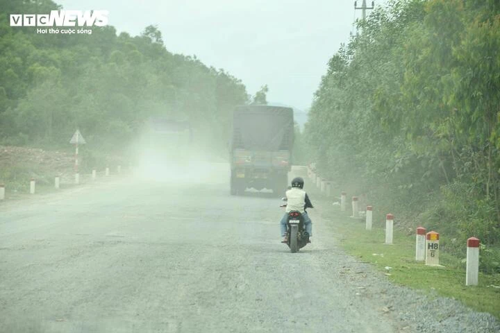 Đường vào khu kinh tế ở Quảng Trị hỏng tan tác vẫn oằn mình 'cõng' xe cỡ lớn