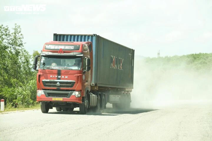 Đường vào khu kinh tế ở Quảng Trị hỏng tan tác vẫn oằn mình 'cõng' xe cỡ lớn