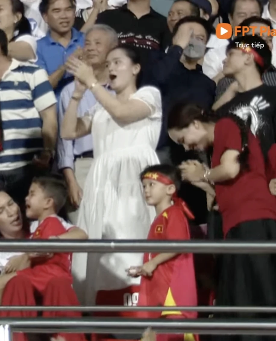 Duy Mạnh "lắc đầu" ghi bàn xé lưới Malaysia, camera "tóm" ngay màn ăn mừng "cháy máy" của Quỳnh Anh trên khán đài! Duy Mạnh "lắc đầu" ghi bàn xé lưới Malaysia, camera "tóm" ngay màn ăn mừng "cháy máy" của Quỳnh Anh trên khán đài!