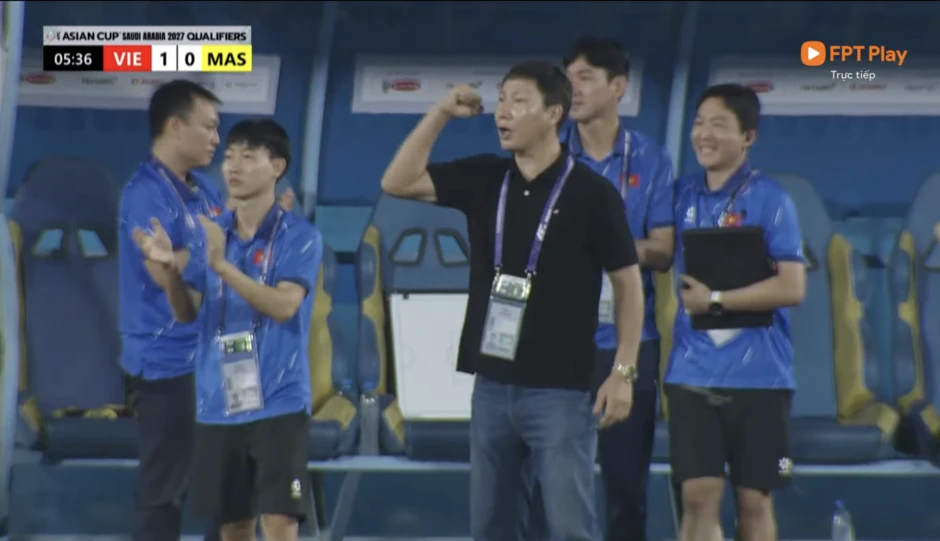 Duy Mạnh "lắc đầu" ghi bàn xé lưới Malaysia, camera "tóm" ngay màn ăn mừng "cháy máy" của Quỳnh Anh trên khán đài! Duy Mạnh "lắc đầu" ghi bàn xé lưới Malaysia, camera "tóm" ngay màn ăn mừng "cháy máy" của Quỳnh Anh trên khán đài!