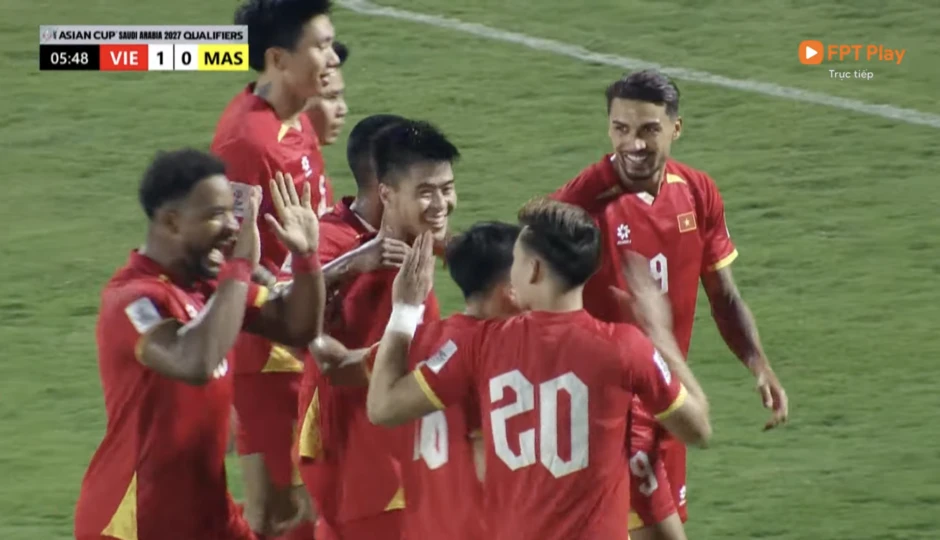 Duy Mạnh "lắc đầu" ghi bàn xé lưới Malaysia, camera "tóm" ngay màn ăn mừng "cháy máy" của Quỳnh Anh trên khán đài! Duy Mạnh "lắc đầu" ghi bàn xé lưới Malaysia, camera "tóm" ngay màn ăn mừng "cháy máy" của Quỳnh Anh trên khán đài!