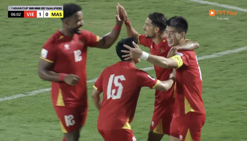 Duy Mạnh "lắc đầu" ghi bàn xé lưới Malaysia, camera "tóm" ngay màn ăn mừng "cháy máy" của Quỳnh Anh trên khán đài! Duy Mạnh "lắc đầu" ghi bàn xé lưới Malaysia, camera "tóm" ngay màn ăn mừng "cháy máy" của Quỳnh Anh trên khán đài!