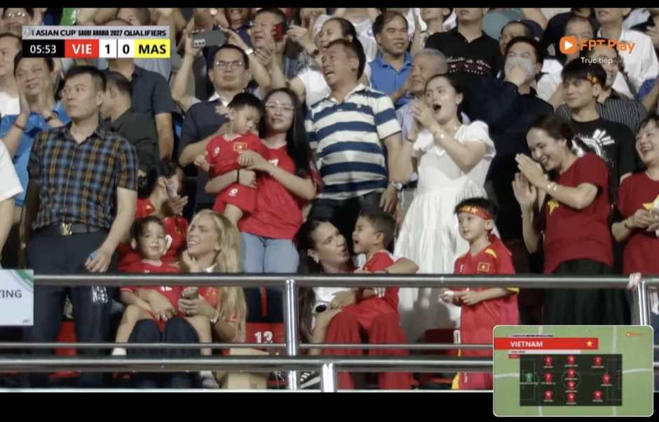 Duy Mạnh "lắc đầu" ghi bàn xé lưới Malaysia, camera "tóm" ngay màn ăn mừng "cháy máy" của Quỳnh Anh trên khán đài! Duy Mạnh "lắc đầu" ghi bàn xé lưới Malaysia, camera "tóm" ngay màn ăn mừng "cháy máy" của Quỳnh Anh trên khán đài!