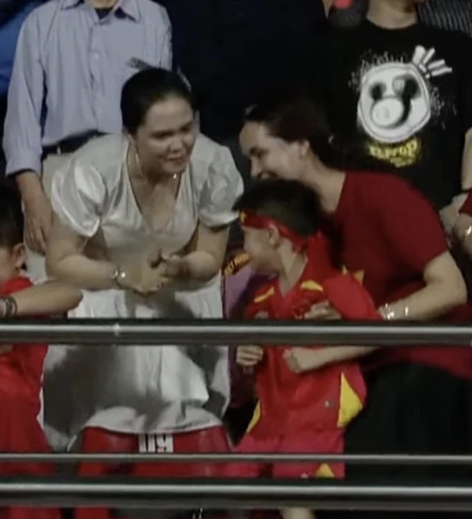 Duy Mạnh "lắc đầu" ghi bàn xé lưới Malaysia, camera "tóm" ngay màn ăn mừng "cháy máy" của Quỳnh Anh trên khán đài! Duy Mạnh "lắc đầu" ghi bàn xé lưới Malaysia, camera "tóm" ngay màn ăn mừng "cháy máy" của Quỳnh Anh trên khán đài!