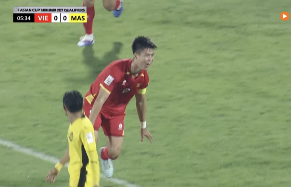 Duy Mạnh "lắc đầu" ghi bàn xé lưới Malaysia, camera "tóm" ngay màn ăn mừng "cháy máy" của Quỳnh Anh trên khán đài! Duy Mạnh "lắc đầu" ghi bàn xé lưới Malaysia, camera "tóm" ngay màn ăn mừng "cháy máy" của Quỳnh Anh trên khán đài!