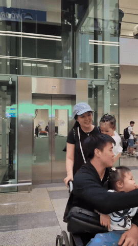 Duy Mạnh trở về sau ca phẫu thuật chấn thương, xúc động ôm chầm lấy con gái Duy Mạnh trở về sau ca phẫu thuật chấn thương, xúc động ôm chầm lấy con gái