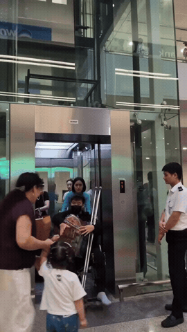 Duy Mạnh trở về sau ca phẫu thuật chấn thương, xúc động ôm chầm lấy con gái Duy Mạnh trở về sau ca phẫu thuật chấn thương, xúc động ôm chầm lấy con gái