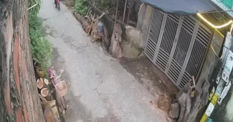 Em dâu ốm 10 ngày, 9 ngày camera ở cổng ghi lại cảnh chị chồng đến làm một việc
