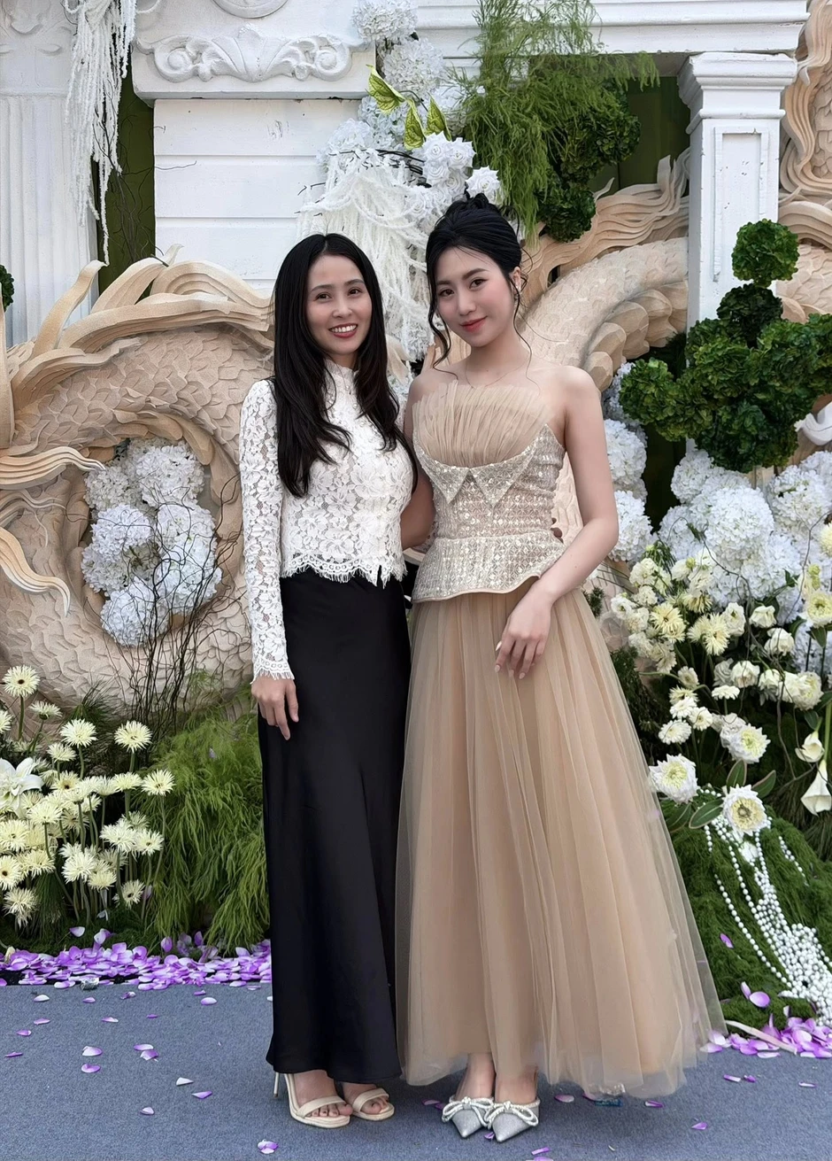Em gái Văn Toàn "xả" ảnh cưới Đức Huy, nhan sắc chuẩn "ngọc nữ" Em gái Văn Toàn "xả" ảnh cưới Đức Huy, nhan sắc chuẩn "ngọc nữ"