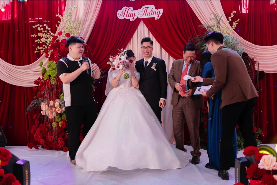 Em trai khóc như mưa trong đám cưới chị gái khiến cả hội trường bật cười Em trai khóc như mưa trong đám cưới chị gái khiến cả hội trường bật cười