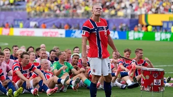 Erling Haaland 'đòi nợ' Rooney vụ chèo thuyền - Báo TinVina