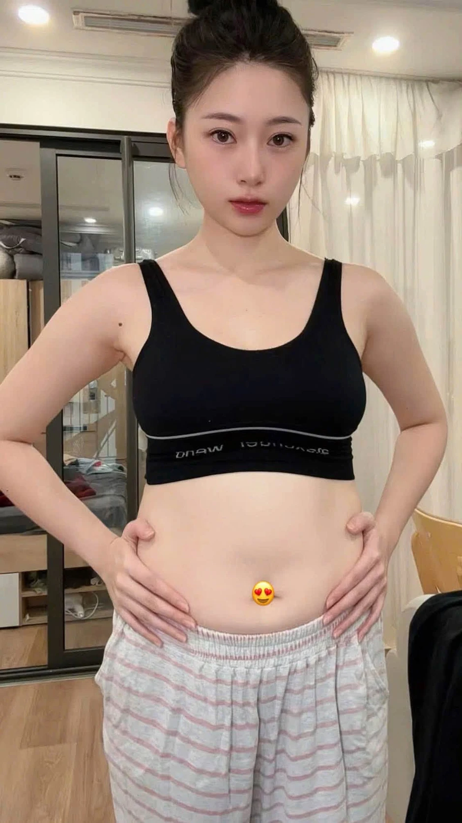 Gái xinh phấn khích công khai khoe số đo, màn