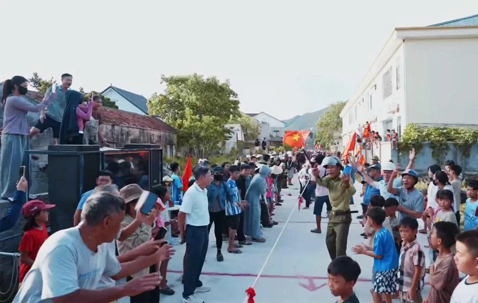 Gần 1.000 người dân kéo co mừng 2 khối “về một nhà” Gần 1.000 người dân kéo co mừng 2 khối “về một nhà”