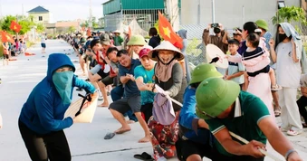 Gần 1.000 người dân kéo co mừng 2 khối “về một nhà”