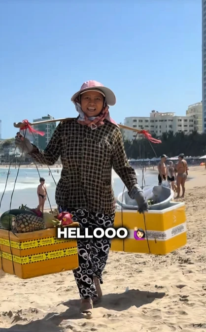 Gặp cô Mai - “ngôi sao bán trái cây biển Nha Trang” gây sốt toàn cầu: “Tôi không nhận được số tiền như người người ta đồn” Gặp cô Mai - “ngôi sao bán trái cây biển Nha Trang” gây sốt toàn cầu: “Tôi không nhận được số tiền như người người ta đồn”