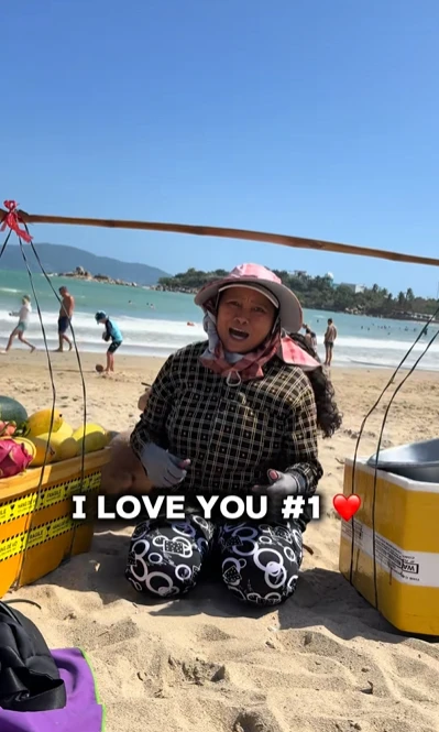 Gặp cô Mai - “ngôi sao bán trái cây biển Nha Trang” gây sốt toàn cầu: “Tôi không nhận được số tiền như người người ta đồn” Gặp cô Mai - “ngôi sao bán trái cây biển Nha Trang” gây sốt toàn cầu: “Tôi không nhận được số tiền như người người ta đồn”