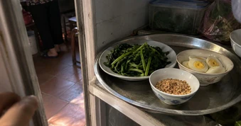 Ghé nhà bố mẹ vợ giữa trưa, bà giấu vội mâm cơm đi làm tôi khó hiểu, lương hưu cả chục triệu sao phải thế?