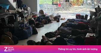 Gia chủ mời 20 công nhân vào nhà nằm điều hòa&nbsp;giữa nắng nóng 40 độ C