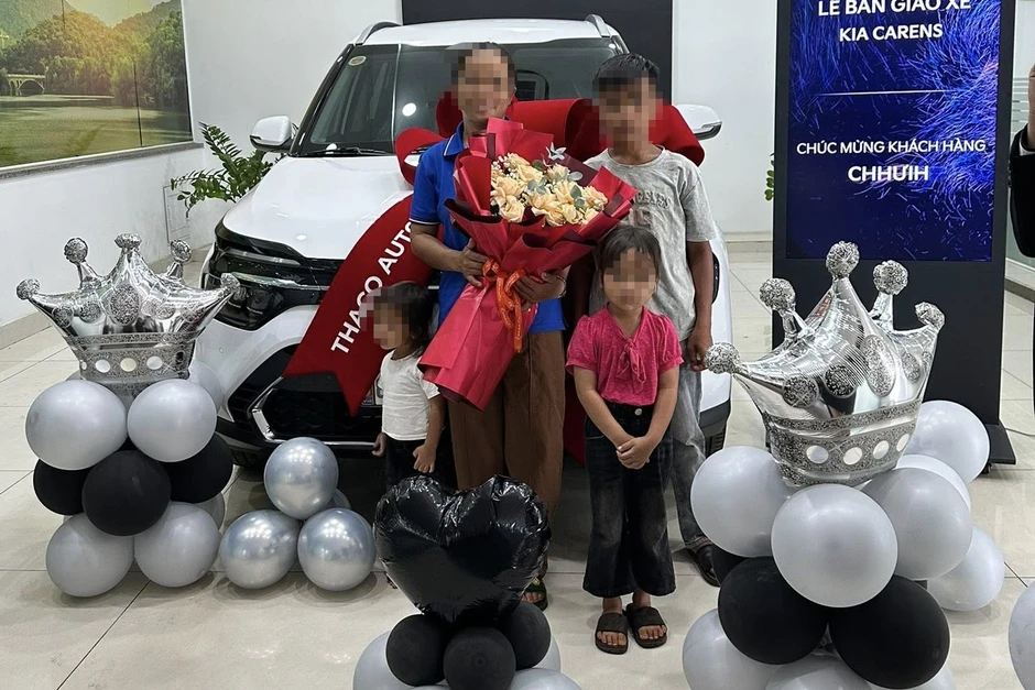 Gia đình 6 người mặc đồ giản dị ở Gia Lai đi nhận ô tô mới gây sốt Gia đình 6 người mặc đồ giản dị ở Gia Lai đi nhận ô tô mới gây sốt
