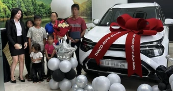 Gia đình 6 người mặc đồ giản dị ở Gia Lai  đi nhận ô tô mới gây sốt
