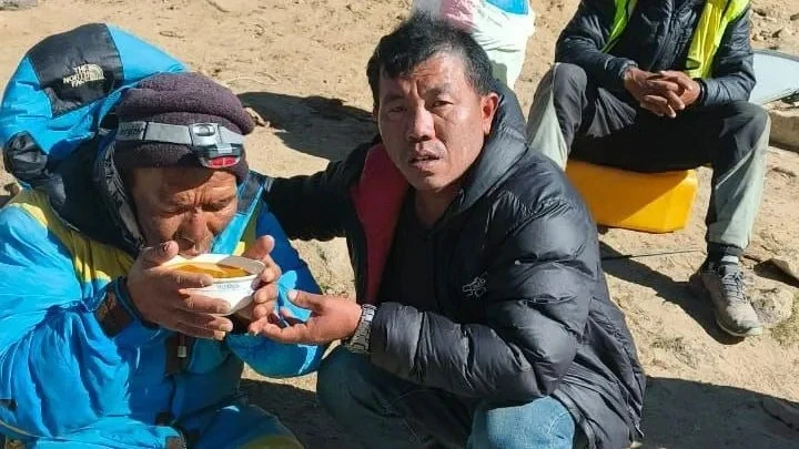 Gia đình làm lễ cầu siêu, hướng dẫn viên leo núi Nepal mất tích bỗng trở về