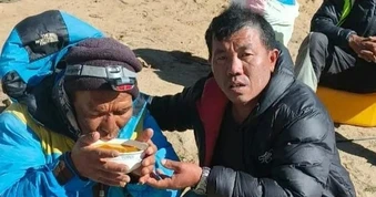 Gia đình làm lễ cầu siêu, hướng dẫn viên leo núi Nepal mất tích bỗng trở về