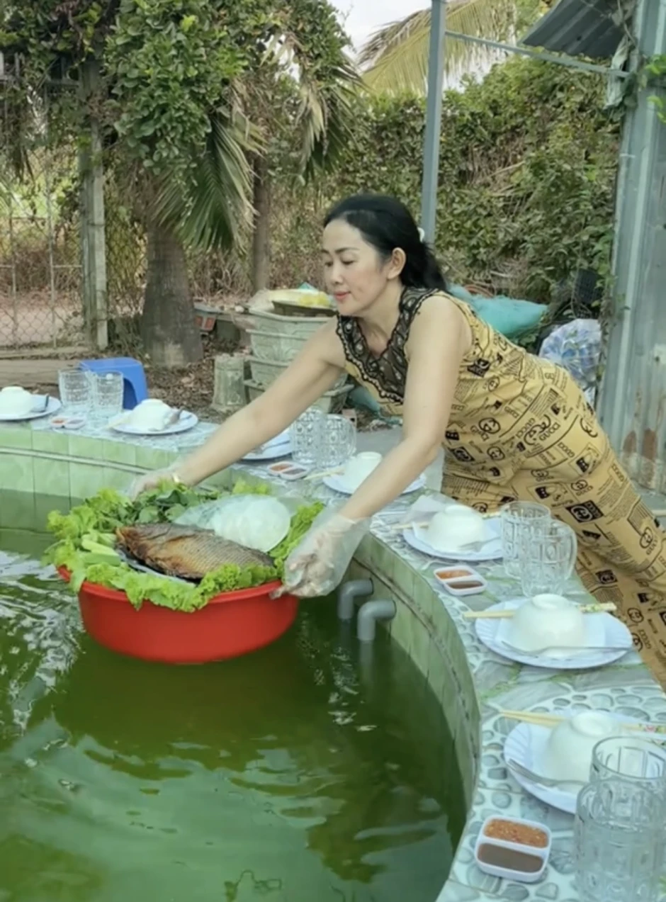 Gia đình miền Tây đãi khách ăn giỗ bằng 'băng chuyền nước' Gia đình miền Tây đãi khách ăn giỗ bằng 'băng chuyền nước'