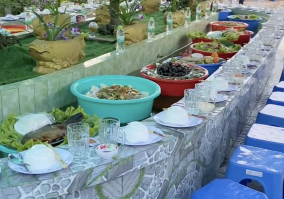 Gia đình miền Tây đãi khách ăn giỗ bằng 'băng chuyền nước' Gia đình miền Tây đãi khách ăn giỗ bằng 'băng chuyền nước'