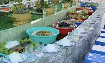 Gia đình miền Tây đãi khách ăn giỗ bằng 'băng chuyền nước'