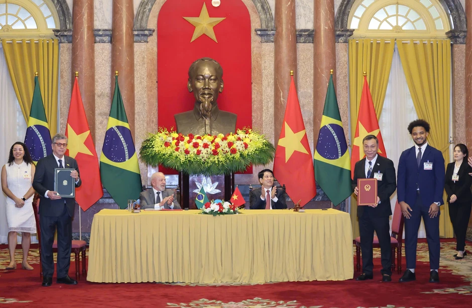 Gia đình Xuân Son ở Brazil hồi hộp chờ trận chung kết, cổ vũ tuyển Việt Nam Gia đình Xuân Son ở Brazil hồi hộp chờ trận chung kết, cổ vũ tuyển Việt Nam