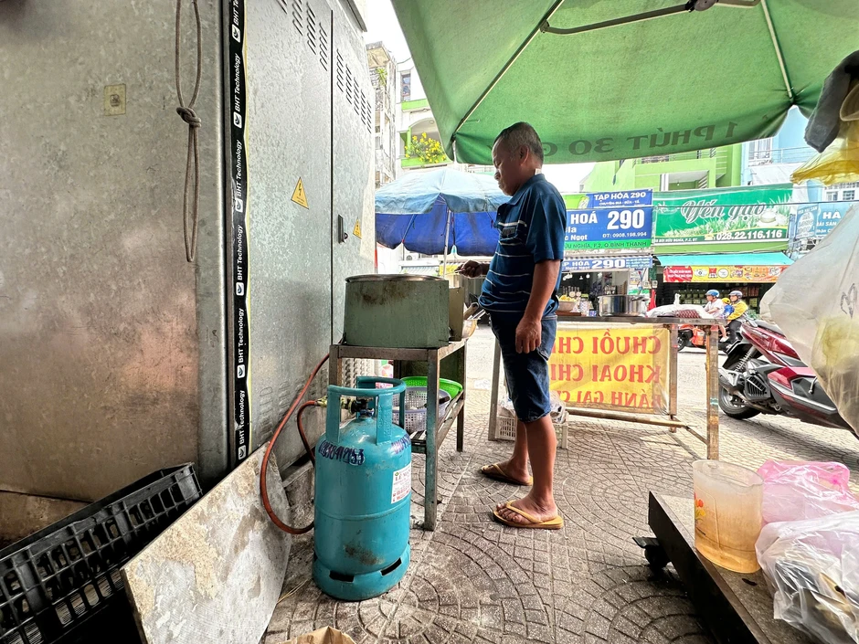 Giá gas tăng gần 100.000 đồng/bình, hàng quán TP.HCM lo tăng giá món ăn Giá gas tăng gần 100.000 đồng/bình, hàng quán TP.HCM lo tăng giá món ăn