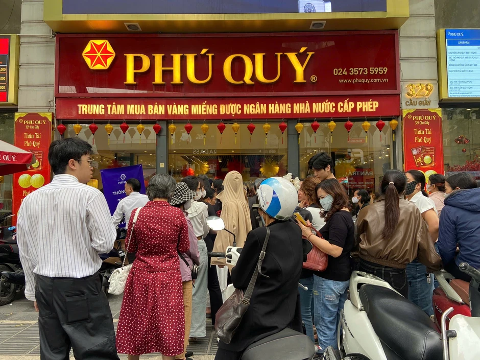 Giá vàng giảm 2 hôm liên tiếp: Dân văn phòng đi mua vàng từ 5h sáng, người cầm giấy hẹn đi lấy vàng mặt buồn thiu Giá vàng giảm 2 hôm liên tiếp: Dân văn phòng đi mua vàng từ 5h sáng, người cầm giấy hẹn đi lấy vàng mặt buồn thiu