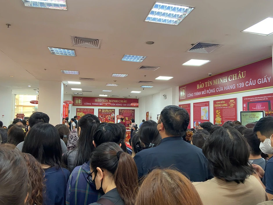 Giá vàng giảm 2 hôm liên tiếp: Dân văn phòng đi mua vàng từ 5h sáng, người cầm giấy hẹn đi lấy vàng mặt buồn thiu Giá vàng giảm 2 hôm liên tiếp: Dân văn phòng đi mua vàng từ 5h sáng, người cầm giấy hẹn đi lấy vàng mặt buồn thiu
