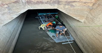 Giải cứu 2 người mắc kẹt trong ống cống ở Hà Nội