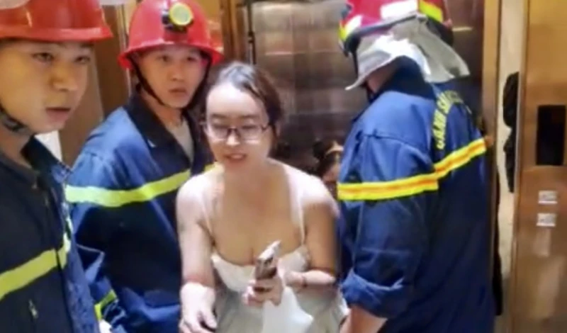Giải cứu 7 người bị mắc kẹt trong thang máy lơ lửng giữa tầng 1 và 2 Giải cứu 7 người bị mắc kẹt trong thang máy lơ lửng giữa tầng 1 và 2