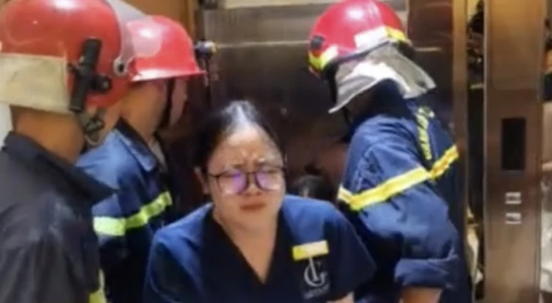 Giải cứu 7 người bị mắc kẹt trong thang máy lơ lửng giữa tầng 1 và 2 Giải cứu 7 người bị mắc kẹt trong thang máy lơ lửng giữa tầng 1 và 2