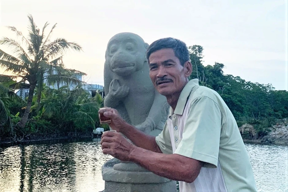 Giao nộp tượng thần khỉ vớt dưới biển, lão nông được thưởng gần 93 triệu đồng
