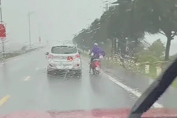 Gió bão quật mạnh, tài xế ô tô ở Quảng Ninh đi chậm, che chắn cho xe máy Gió bão quật mạnh, tài xế ô tô ở Quảng Ninh đi chậm, che chắn cho xe máy