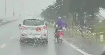 Gió bão quật mạnh, tài xế ô tô ở Quảng Ninh đi chậm, che chắn cho xe máy