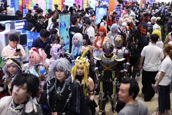 Giới trẻ mạnh tay chi tiền cosplay diễu hành tại Vietnam GameVerse 2026 - Báo TinVina