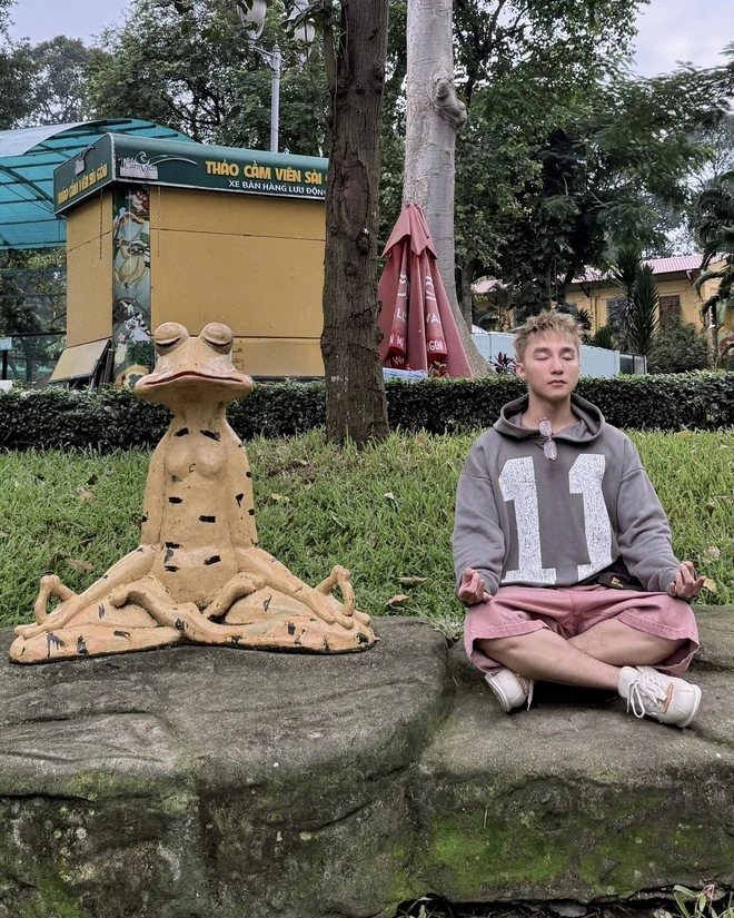 Giới trẻ xếp hàng ở Thảo Cầm Viên chụp ảnh với ếch ngồi thiền và loạt thú hoá đá: Tất cả là từ Sơn Tùng M-TP! Giới trẻ xếp hàng ở Thảo Cầm Viên chụp ảnh với ếch ngồi thiền và loạt thú hoá đá: Tất cả là từ Sơn Tùng M-TP!