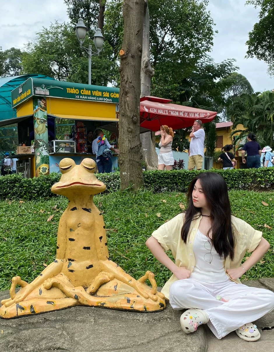Giới trẻ xếp hàng ở Thảo Cầm Viên chụp ảnh với ếch ngồi thiền và loạt thú hoá đá: Tất cả là từ Sơn Tùng M-TP! Giới trẻ xếp hàng ở Thảo Cầm Viên chụp ảnh với ếch ngồi thiền và loạt thú hoá đá: Tất cả là từ Sơn Tùng M-TP!