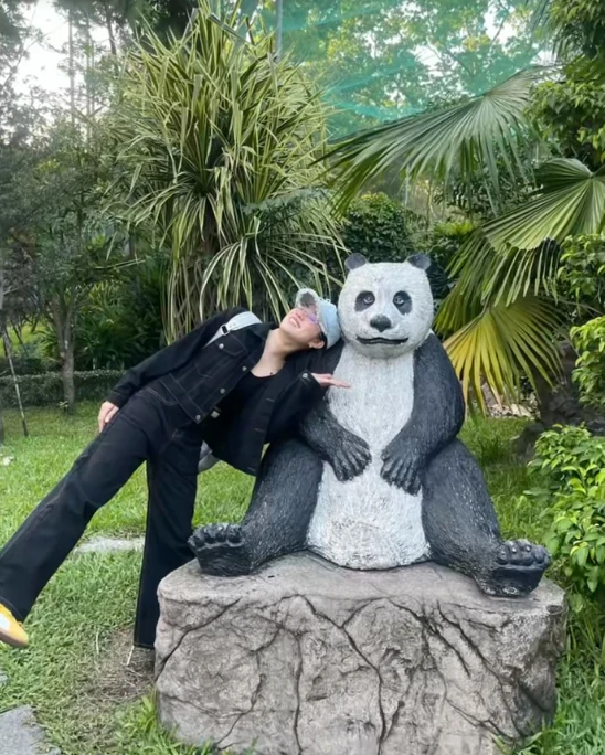 Giới trẻ xếp hàng ở Thảo Cầm Viên chụp ảnh với ếch ngồi thiền và loạt thú hoá đá: Tất cả là từ Sơn Tùng M-TP! Giới trẻ xếp hàng ở Thảo Cầm Viên chụp ảnh với ếch ngồi thiền và loạt thú hoá đá: Tất cả là từ Sơn Tùng M-TP!