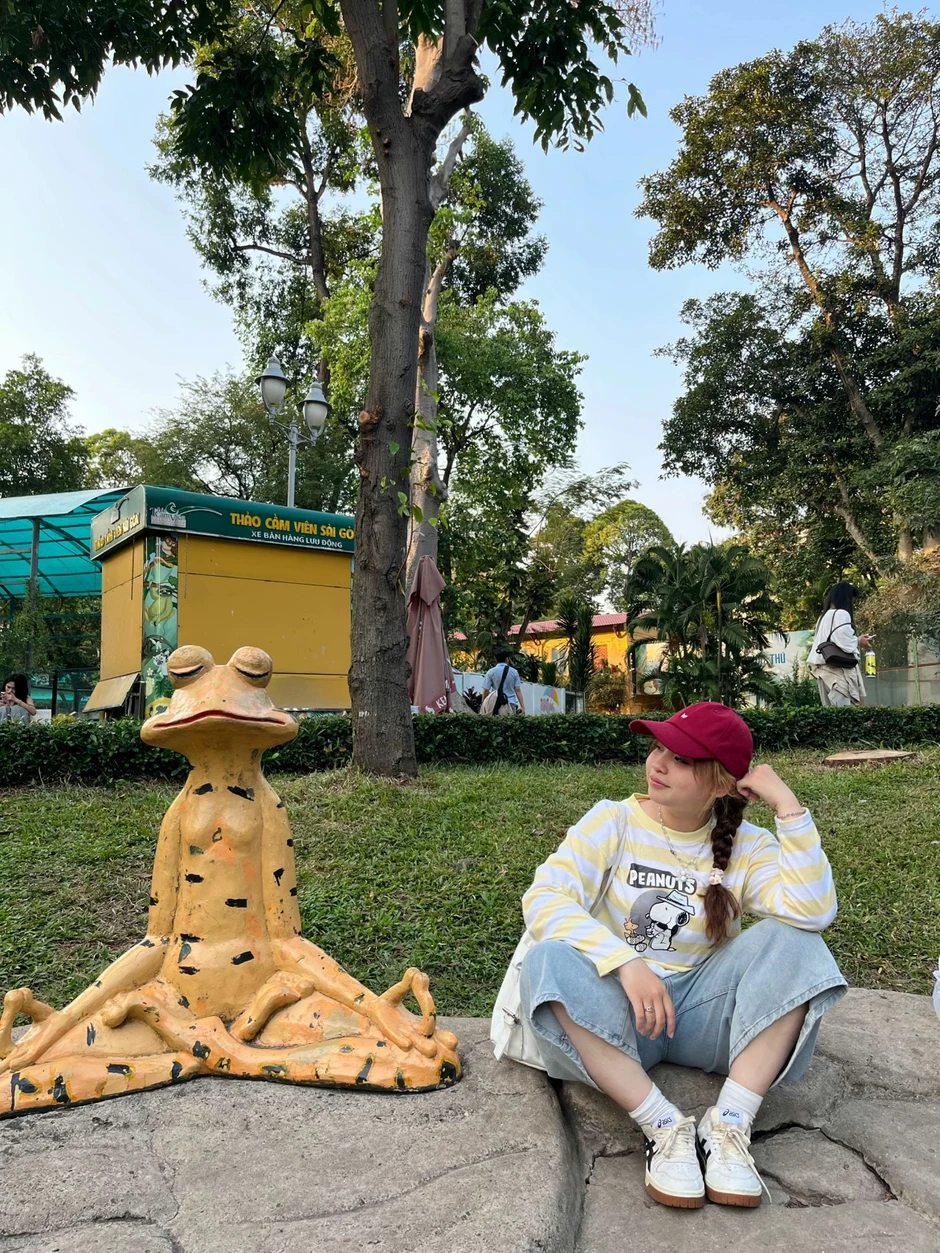 Giới trẻ xếp hàng ở Thảo Cầm Viên chụp ảnh với ếch ngồi thiền và loạt thú hoá đá: Tất cả là từ Sơn Tùng M-TP! Giới trẻ xếp hàng ở Thảo Cầm Viên chụp ảnh với ếch ngồi thiền và loạt thú hoá đá: Tất cả là từ Sơn Tùng M-TP!