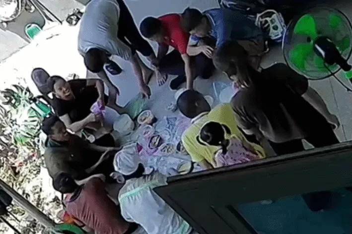 Giữa trưa nắng ở Lào Cai, hành động của cô gái đến từ TPHCM gây chú ý Giữa trưa nắng ở Lào Cai, hành động của cô gái đến từ TPHCM gây chú ý
