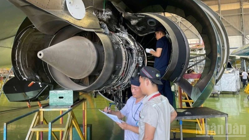 Gồng mình giữ nhịp khai thác, bảo đảm an toàn bay giữa cao điểm nắng nóng Gồng mình giữ nhịp khai thác, bảo đảm an toàn bay giữa cao điểm nắng nóng