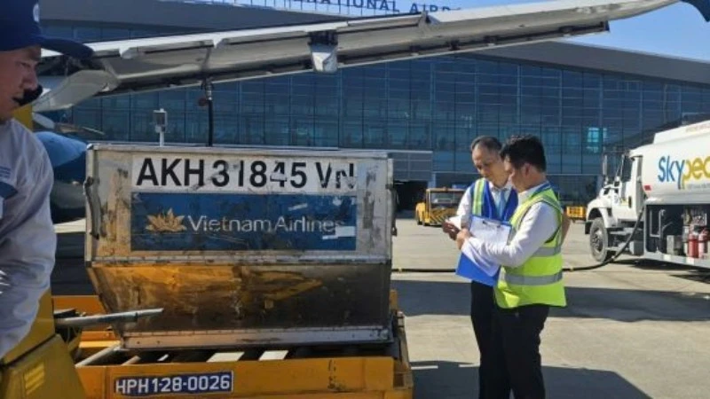Gồng mình giữ nhịp khai thác, bảo đảm an toàn bay giữa cao điểm nắng nóng Gồng mình giữ nhịp khai thác, bảo đảm an toàn bay giữa cao điểm nắng nóng